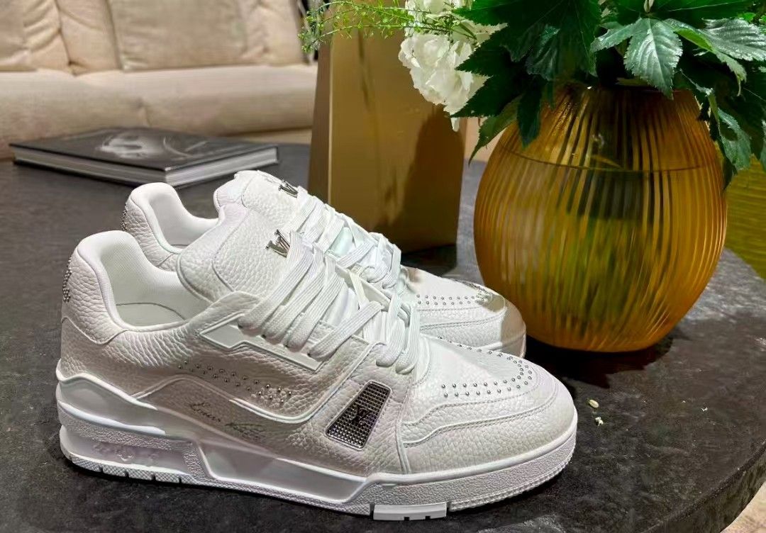 Louis Vuitton Trainer, cowhide leather, round toe laces, low heel, men's style, white buckle design