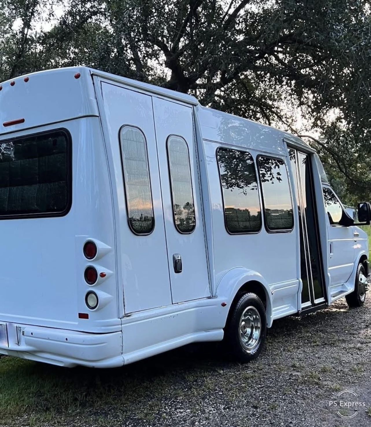2010 Ford E-350 Vanterra Turtle Top