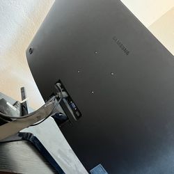 Samsung Essential S3 Curved Monitor 