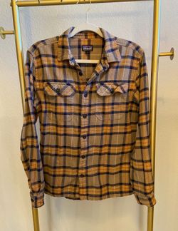 Men’s Patagonia fleece button up shirt