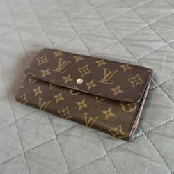 LOUIS VUITTON INTERNATIONAL WALLET Asking $450 Or Best Offer No Trades 
