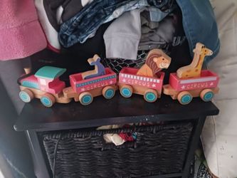 KIDS ALL WOOD TRAIN SET WITH WOOD ANIMALS IN CART LONG ROPE TO PULL IT 6 FIRM