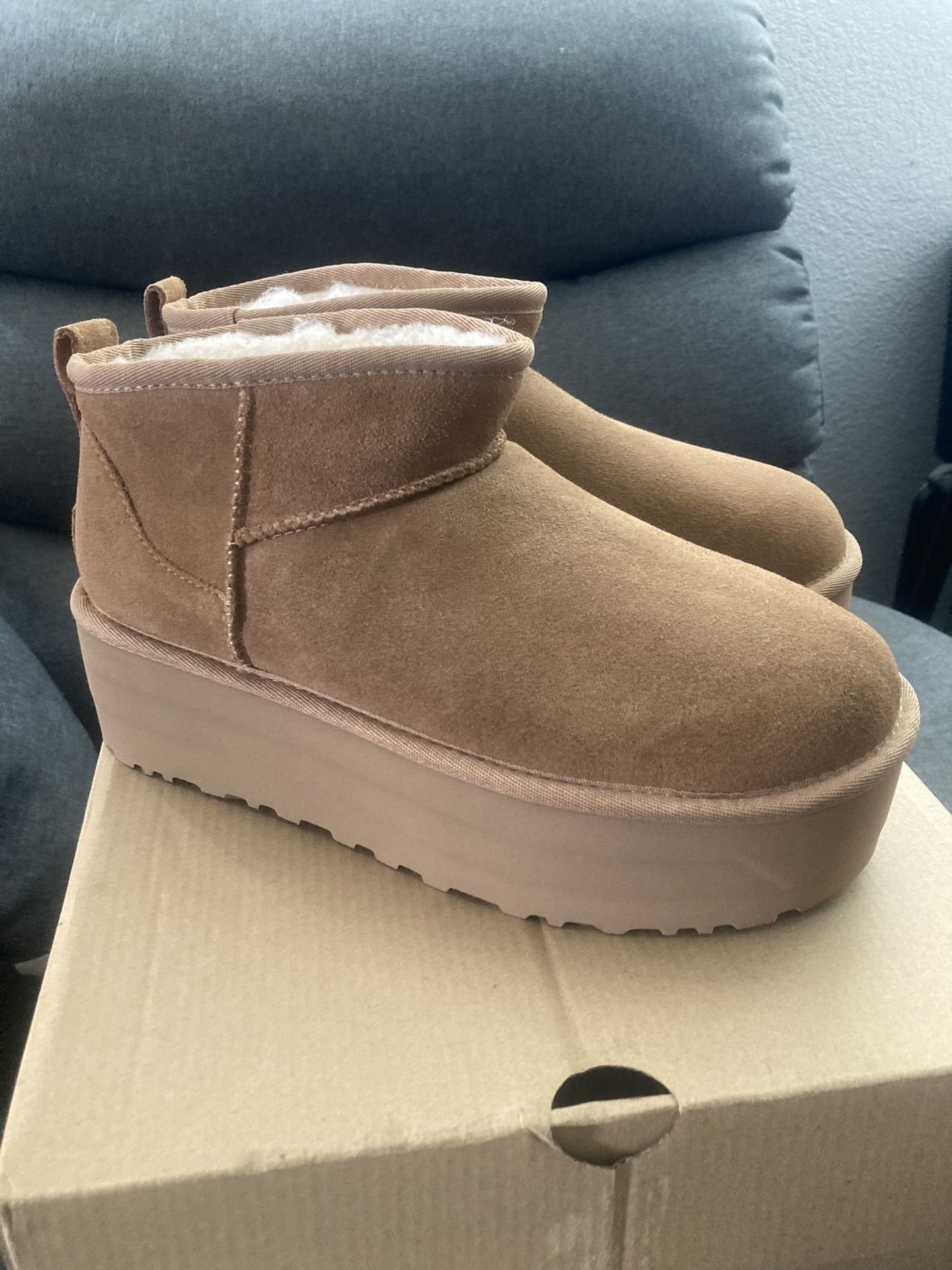 WOMENS UGG Size 8