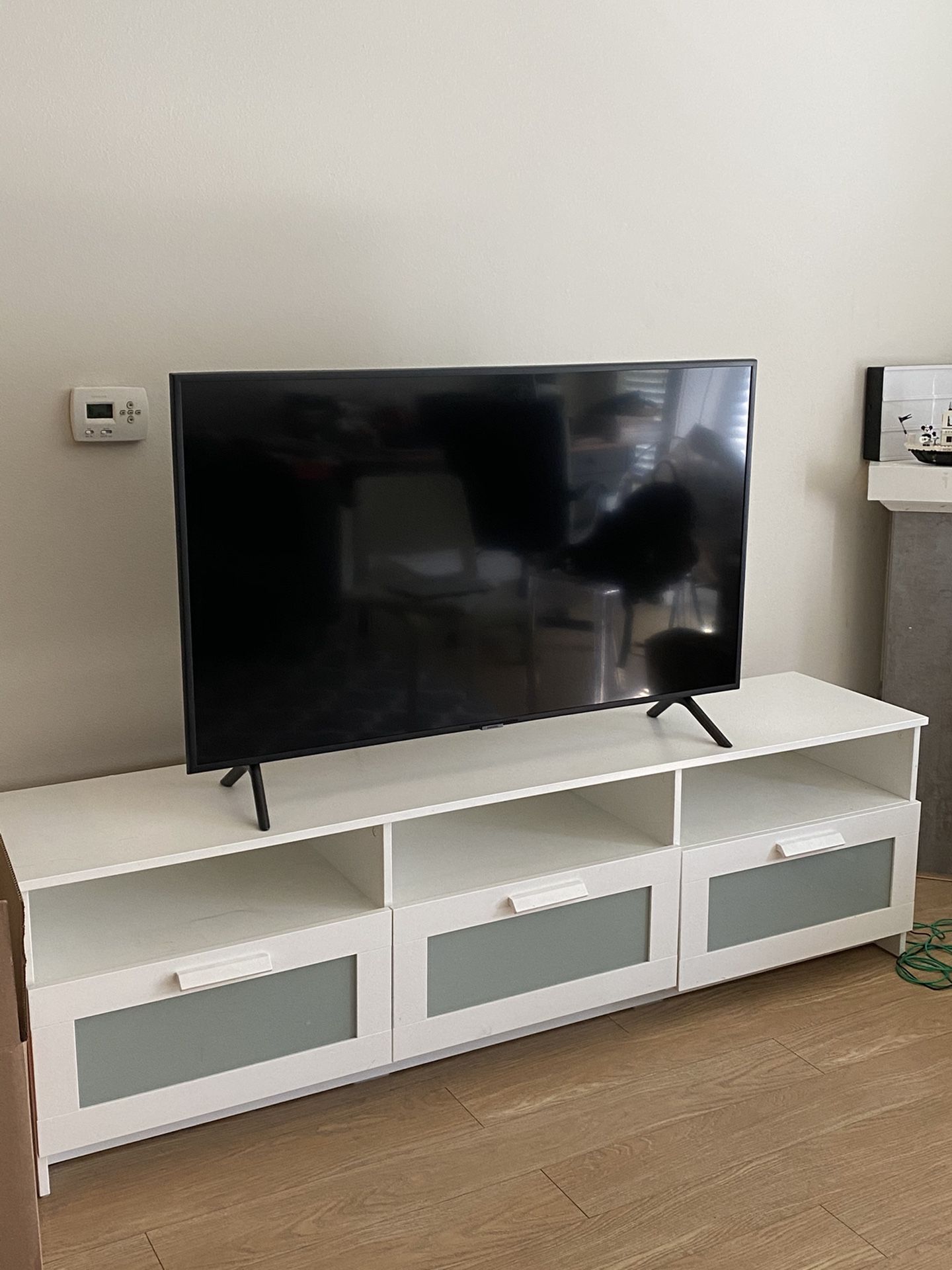 Samsung UN50RU7100FXZA Flat 50-Inch 4K UHD 7 Series Ultra HD Smart TV with HDR and Alexa Compatibility (2019 Model)