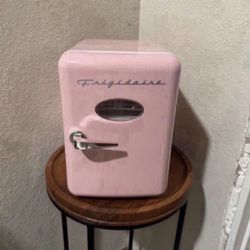 Frigidaire Mini Makeup Fridge 