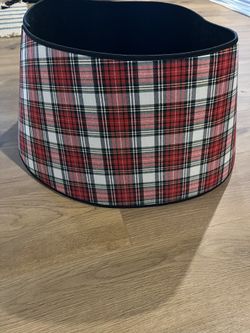 Like New Red Plaid Christmas Tree Collar / Skirt