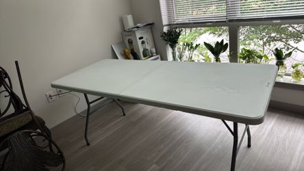 Long folding table