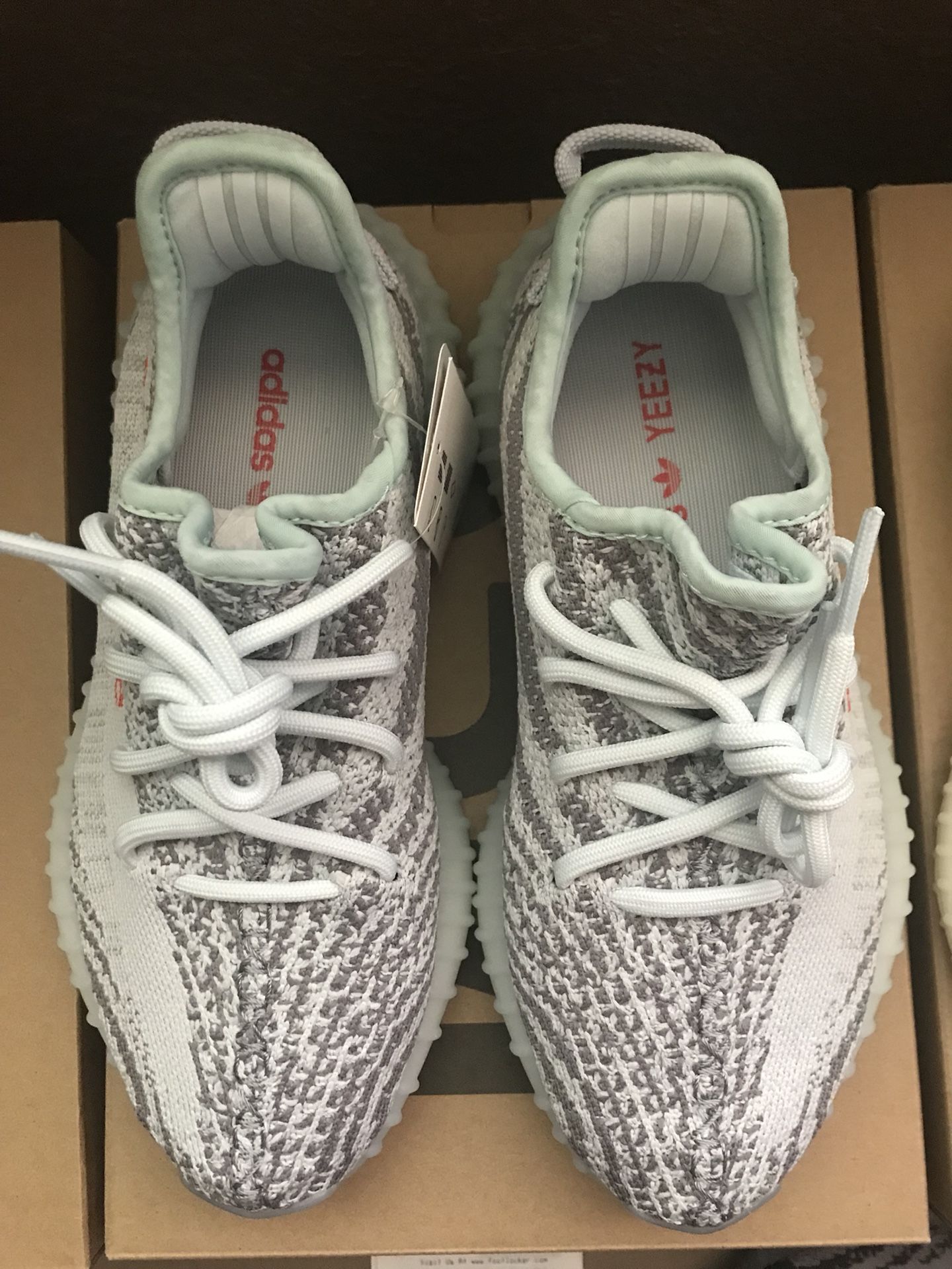 Yeezy 350 boost V2 sz. 5 M/ 6.5 W deadstock