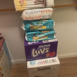 Size 1 diapers a variety of brands total of 423 diapers  (pampers, Kirkland and essentials)