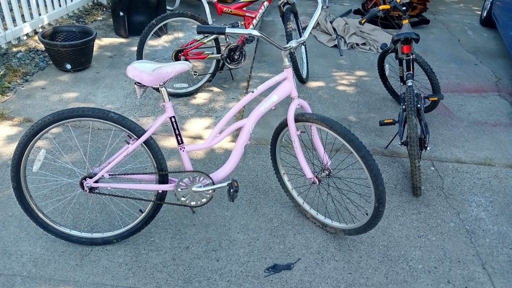 Schwinn Women's Lulu 26 Cruiser Bike Pink/White