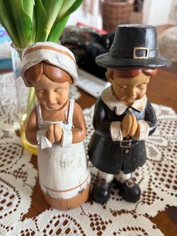 Pilgrim Boy and Girl Praying Figurine Set