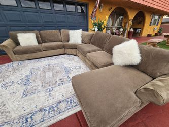 Beautiful Sectional Totally Deep Clean Good Condition No Stains No Smell modern furniture