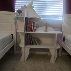 Kids room Unicorn shelf