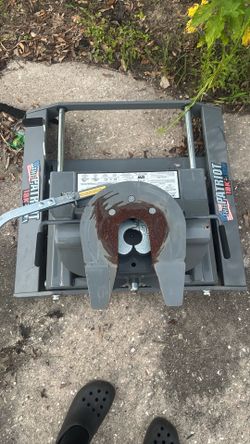 Fifth wheel hitch