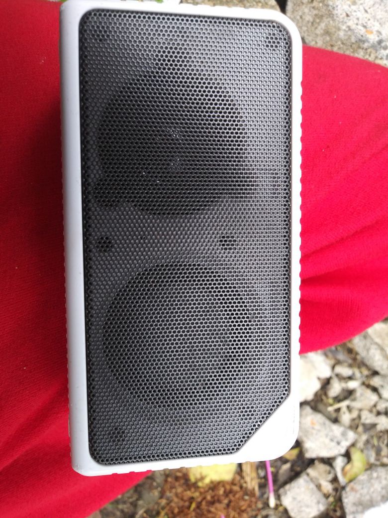 White Bluetooth speaker/ model: 16WMS129