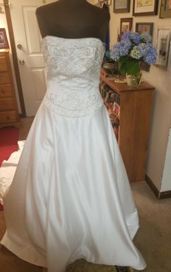 FY BEADED TOP WEDDING DRESS SIZE 12
