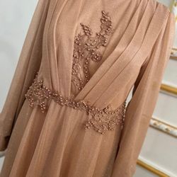 GLITTER EVENING DRESS

Model Code: 119

Price: $75

Dimensions: 40 42

Product description

LENGTH: 5.1 ft

Between sizes 4 cm

Fabric: Glitter

Cut: 