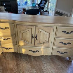 Dresser With Mirror