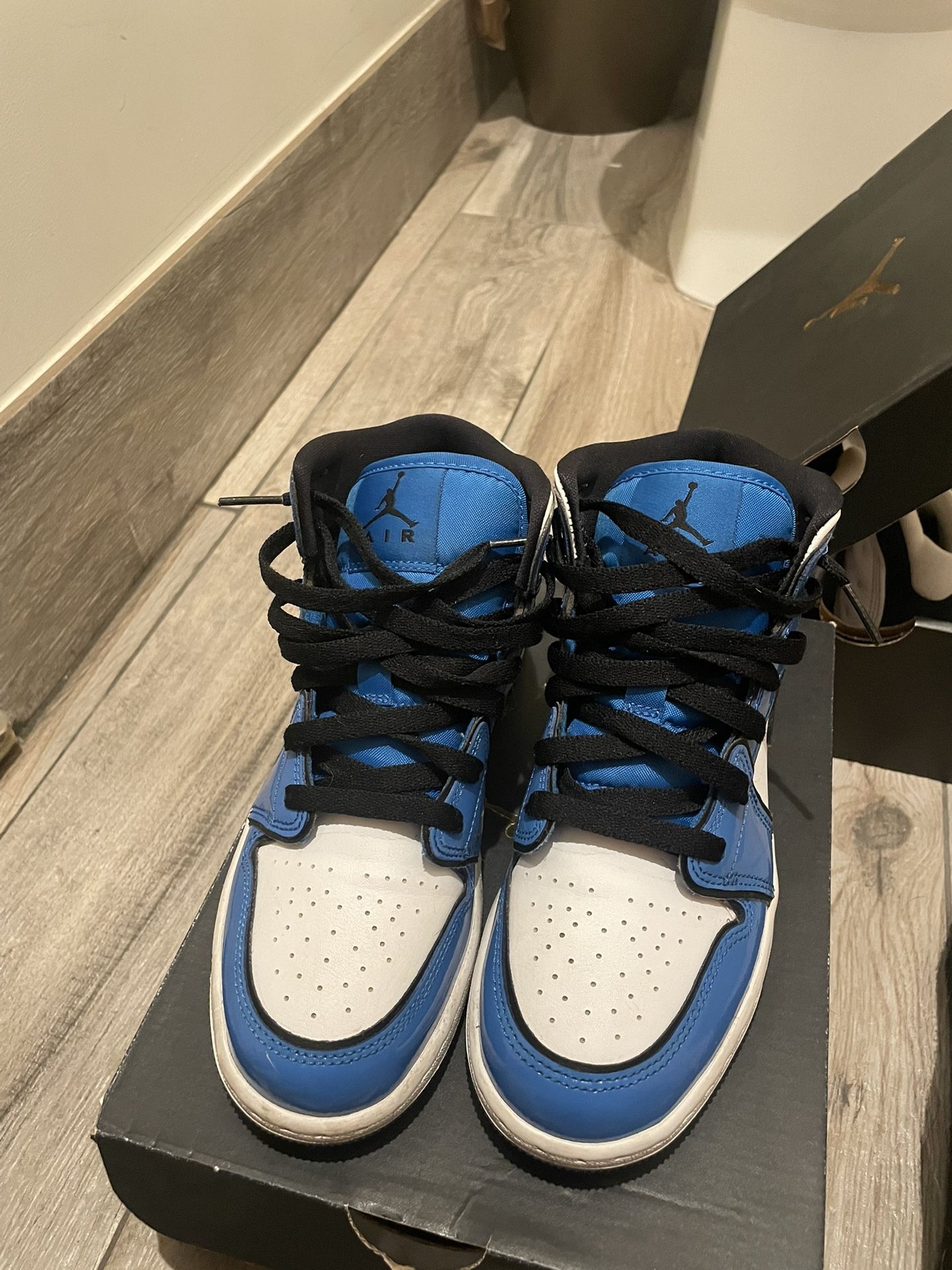 Jordan 1 Mid Signal Blues