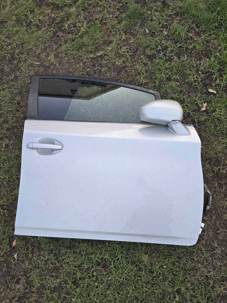 2010 - 2015 Toyota Prius passenger door (RH)