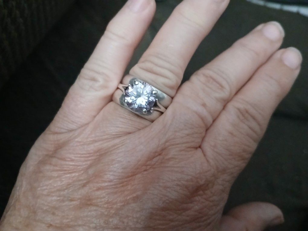 Diamond Moistenite  3kt Sterling silver. Size 10