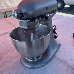 Kitchen Aid Classic Plus Stand Mixer