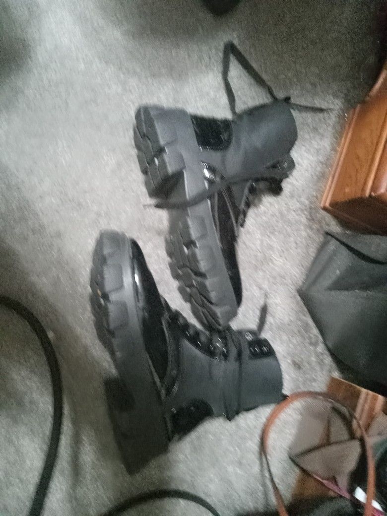 Tonz Of Boots Sz 9-10