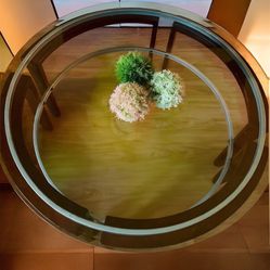 Pending* This Ad Still Up - Still Available*Beautiful Glass top Round Coffee Table