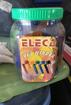Peg winder for guitarists