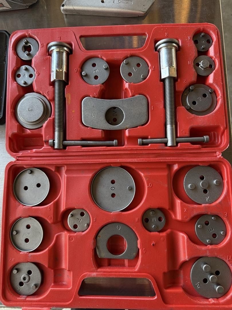 24-pcs Disc Brake Caliper Piston Compressor Wind Back Repair Tool Kit for Cars, with Carrying Case,Red