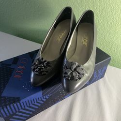 Cobbie women’s grey kitten heel pumps. Size 7.5