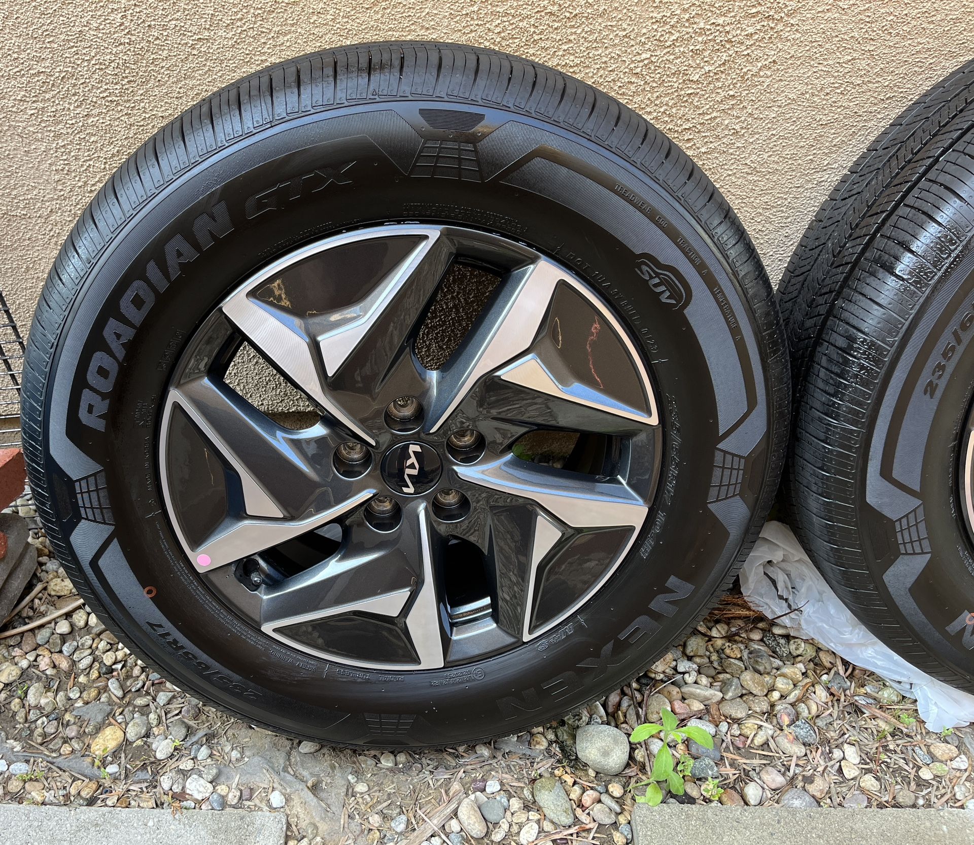 2023 Factory KIA Sorento Hybrid Wheel/Rims (x4) and Nexen Roadian GTX ...