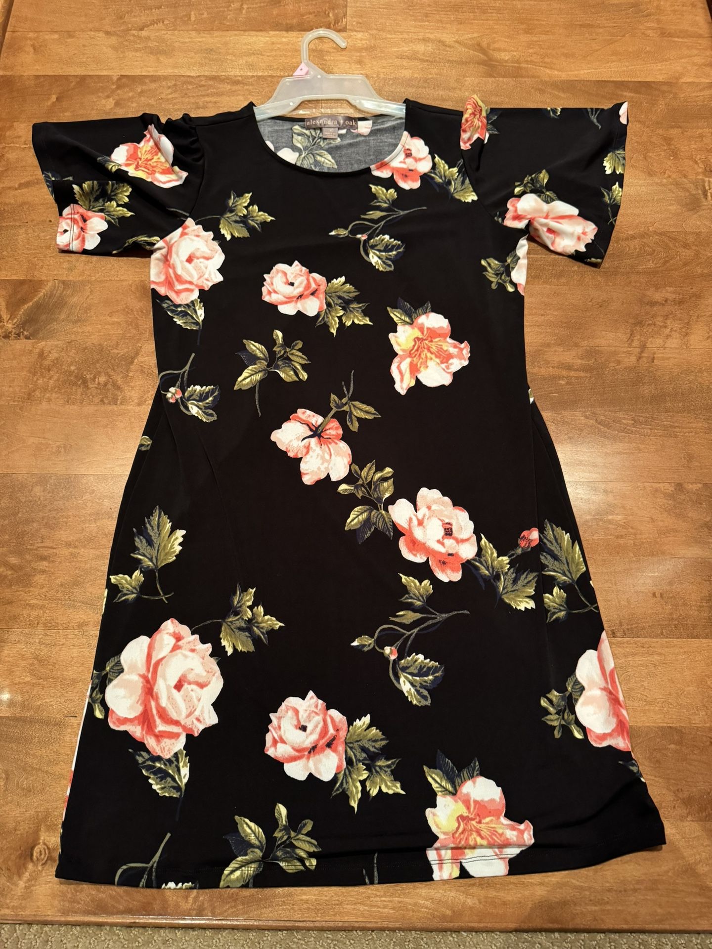 Woman’s Floral Dress New Without Tags Shipping Avaialbe 