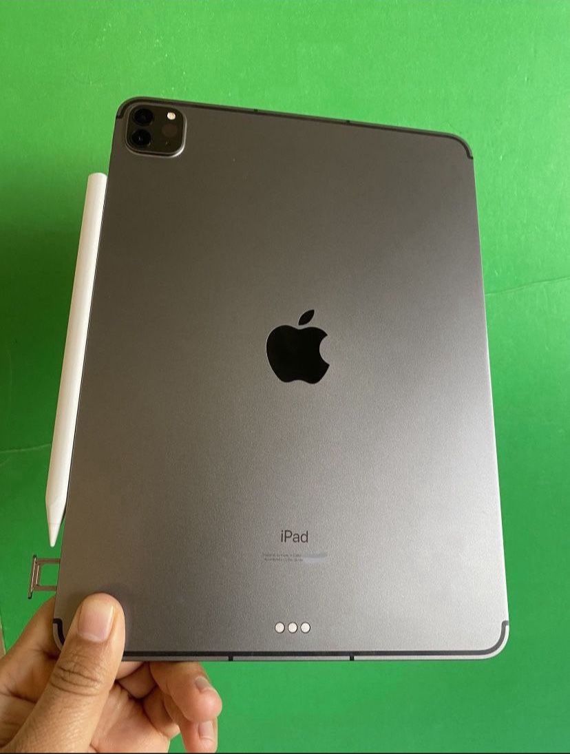 128GB Apple IPad Pro 11” 3rd Generation (2021 model / M1 chip ) WiFi + Cellular (5G / Unlocked) with stylus pen, keyboard case & Accessories