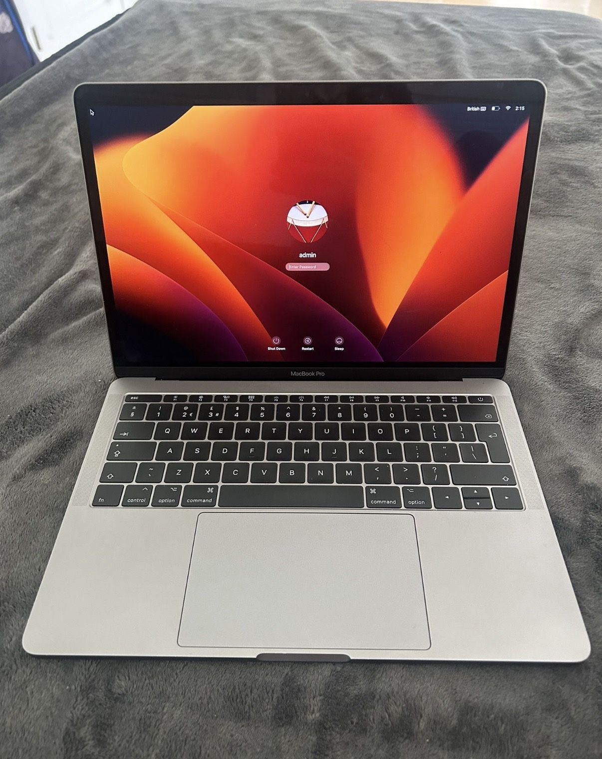 2017 MacBook Pro 8/256 (no Charger)
