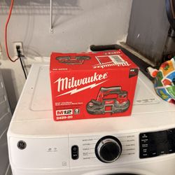 Milwaukee M12 Sub Compact Band Saw