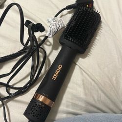 Amika Straightening blow dryer brush