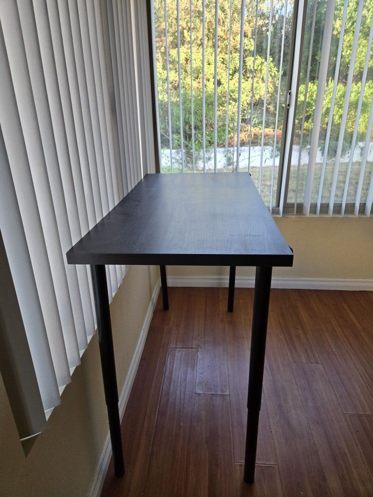 Adjustable height table