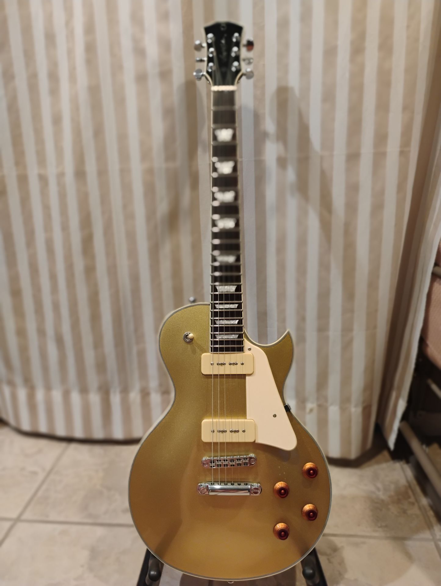 Sire L7 V Larry Carlton Gold top, Like New