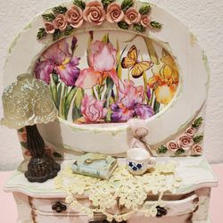 Beautiful Antique Picture Frame With Light & Striking Detail.