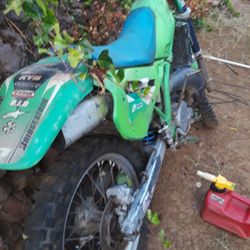 1992 Kawasaki dirt bike 250 trade or cash