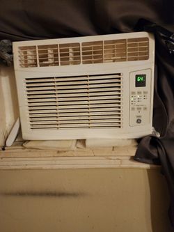GE (General Electric Window Air Conditioner 6000 BTU'S (115-volt Regular Wall Outlet! Comes with Remote Control for Digital Display Panel,  Cools up t