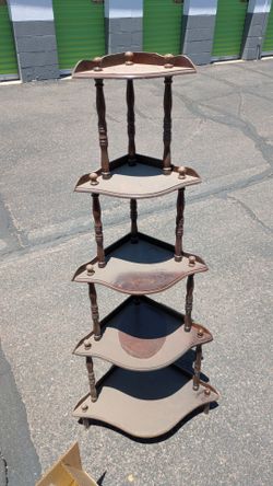 Assorted furniture pieces