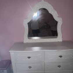 Dresser With Mirror