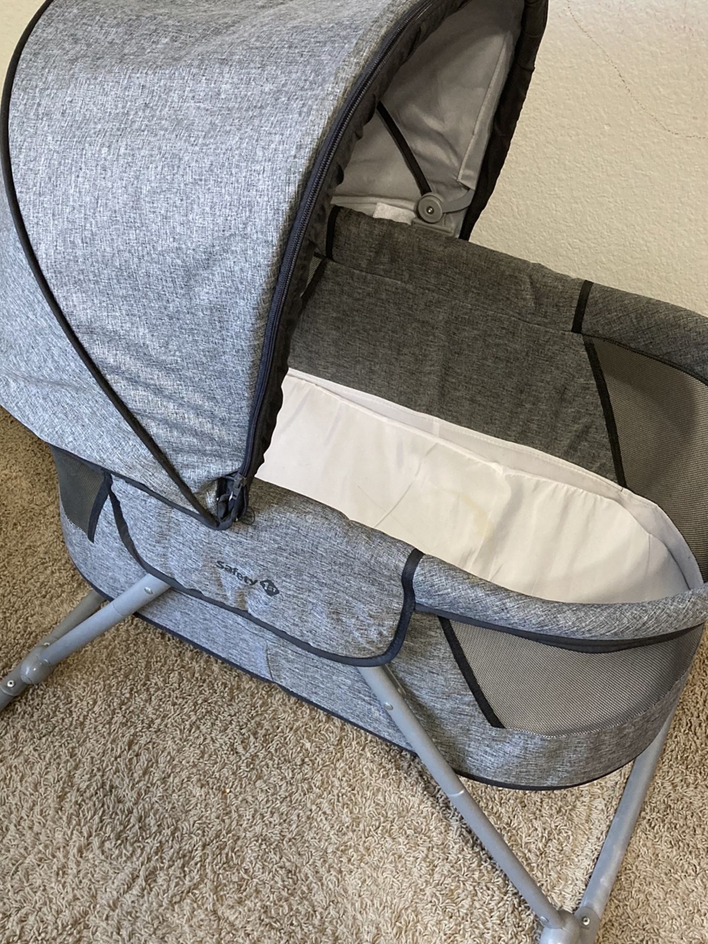 Safety 1st Baby Rocking Bassinet