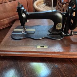 Singer Sewing Machine( Real),  Selling  As House Decor