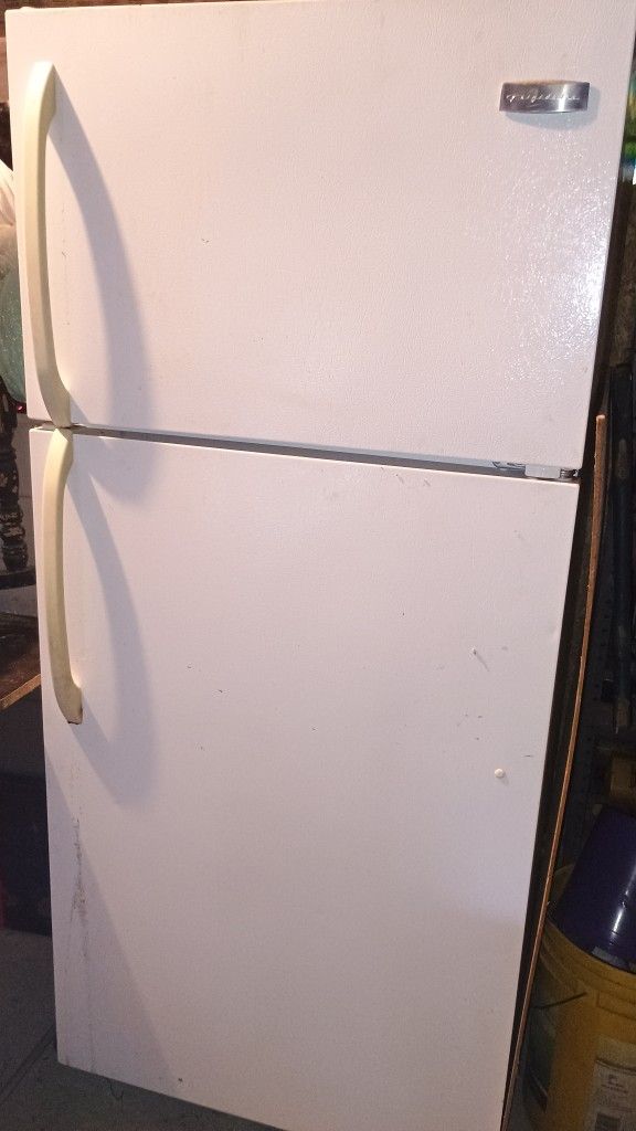 White Fridgaire Refrigerator/Freezer With Ice Maker