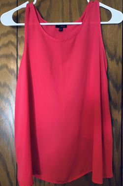 Very petty blouse .. wear alone or With some other top or jacket .. pic looks red .. it’s more of a fusia / pink