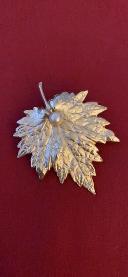 Napier gold tone leaf and pearl brooch