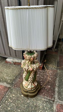 I Am Selling This Vintage Table Lamp Looking Very Nice 